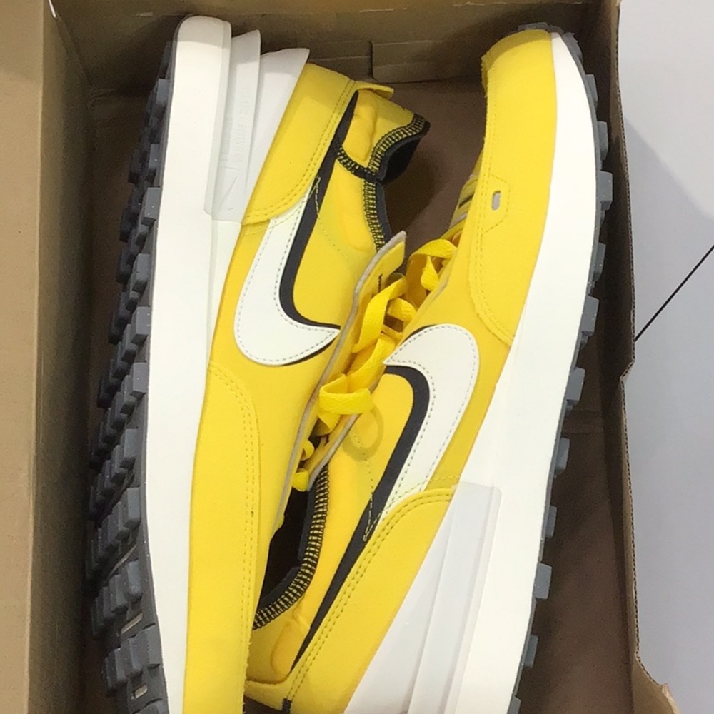 Nike Waffle One SE in Yellow and Black